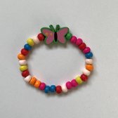 Houten kinderarmbandje - vlinder - kleuren van de vlinder: oranje of groen of rood of geel of blauw - kleuren van de kralen: geel oranje groen paars roze blauw rood