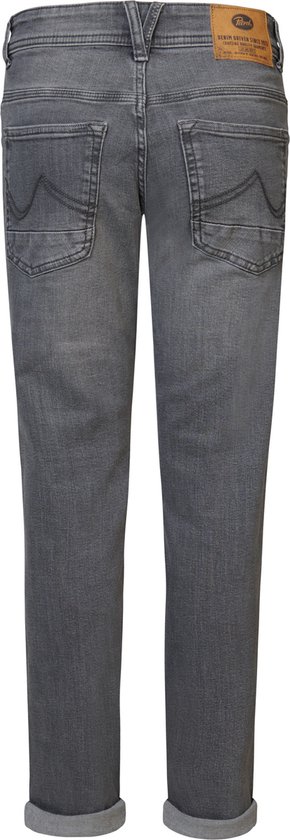Grijze jeans van Petrol Industries, achterkant zichtbaar, met opgerolde onderkant.