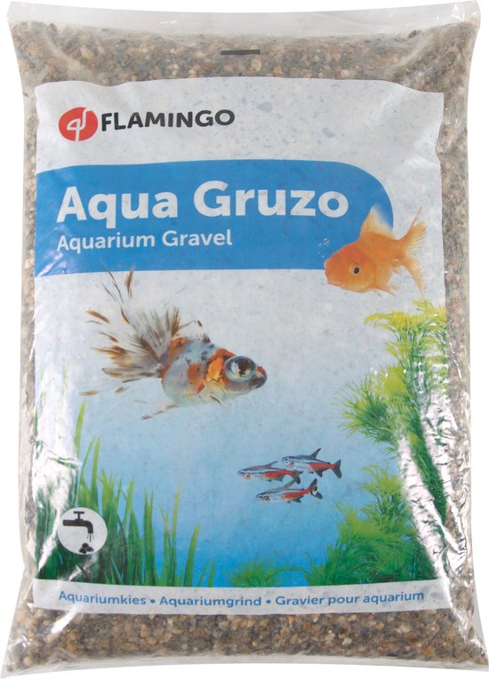 Zak Flamingo Aqua Gruzo aquariumgrind met afbeeldingen van goudvissen, aquariumplanten en een kraan. De zak bevat bruin en grijs aquariumgrind.