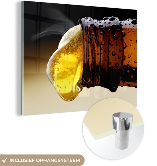 MuchoWow® Glasschilderij 80x60 cm - Schilderij acrylglas - Bier uit een bierflesje gieten - Foto op glas - Schilderijen