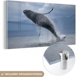 MuchoWow® Glasschilderij 40x20 cm - Schilderij acrylglas - Uit het water springende walvis - Foto op glas - Schilderijen