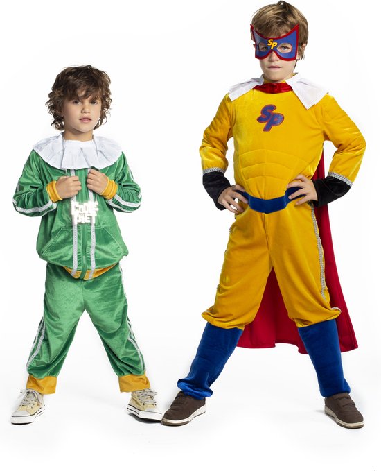 Jongen in geel superheldenpak met rode cape en blauwe laarzen, naast jongen in groen trainingspak met witte kraag.