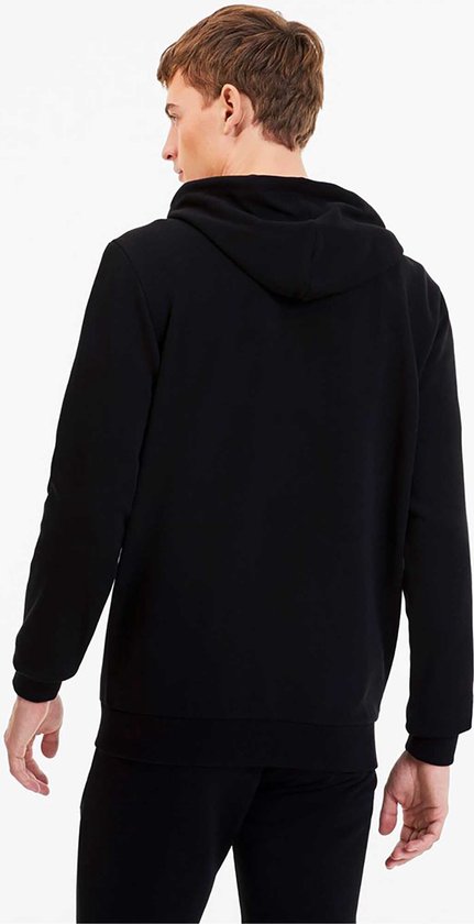 Man van achteren gezien, draagt zwarte Puma hoodie met capuchon en zwarte broek.