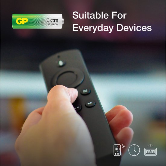 Hand met afstandsbediening, met naast een GP Extra AAA batterij. Tekst 'Suitable For Everyday Devices'.