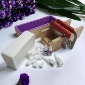 Paquet de fabrication de savon DIY comprenant un coupe-savon + 1 kg de savon moulé + 2 x 10 ml d'huiles parfumées + 2 x 10 ml de colorants.