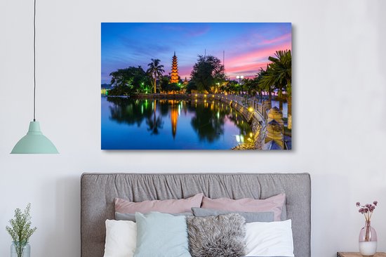 La plus ancienne pagode de Hanoi au Vietnam avec un ciel coloré Toile 180x120 cm - Tirage photo sur Toile Peinture (Décoration murale salon / chambre) XXL / Groot format!