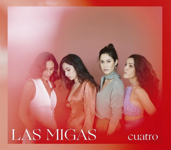 Vier vrouwen, Las Migas, poseren voor de albumhoes 'Cuatro' op rode achtergrond.