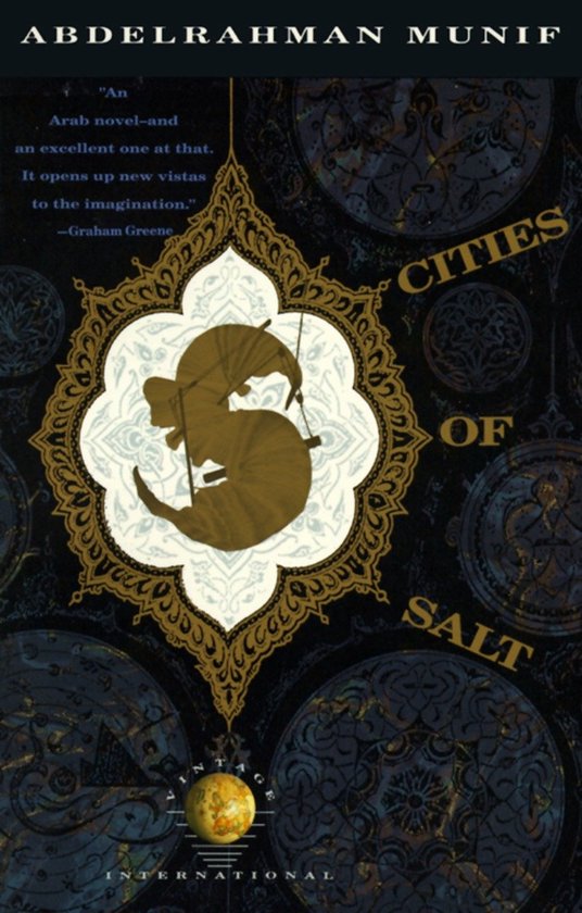 Boek 'Cities of Salt' van Abdelrahman Munif met een gouden, gedetailleerde afbeelding van een zandloper en twee figuren in het midden, op een donkere, decoratieve achtergrond.