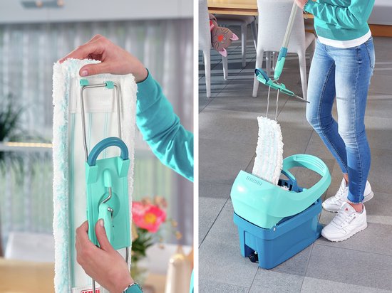 Femme en jean et baskets blanches retirant un chiffon microfibre de la serpillière Leifheit Profi XL Micro Duo.