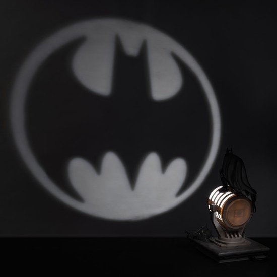 De Batman-lamp projecteert een groot Bat-symbool op een donkere muur.