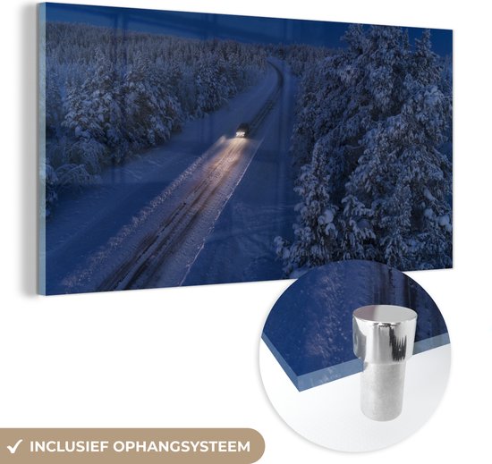 MuchoWow® Glasschilderij 80x40 cm - Schilderij acrylglas - Een auto rijdt over een besneeuwde landweg van Lapland - Foto op glas - Schilderijen