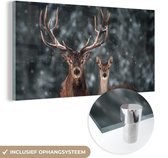 Glasschilderij - Schilderij op glas - Hert - Sneeuw - Dieren - Winter - Bos - Muurdecoratie - Foto op glas - 120x60 cm - Acrylglas