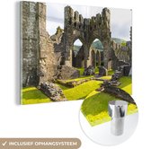 MuchoWow® Glasschilderij 60x40 cm - Schilderij acrylglas - Ruïnes van oud kasteel in Wales, VK - Foto op glas - Schilderijen