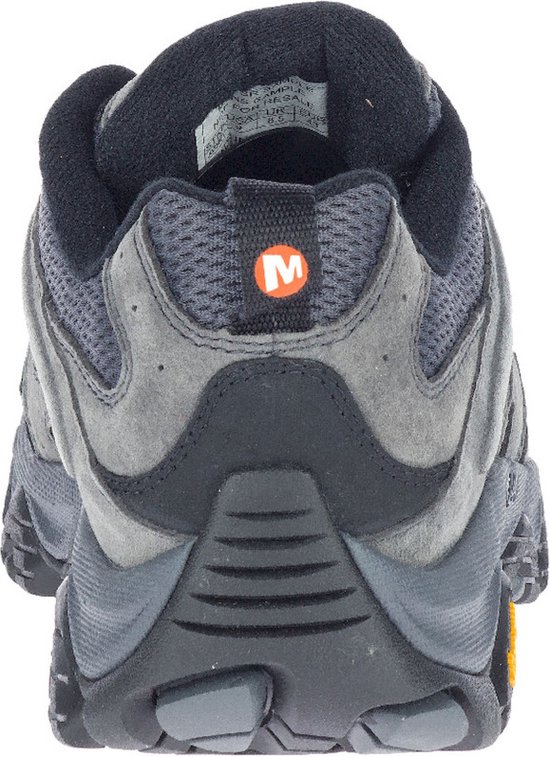 Achterkant van grijze Merrell wandelschoen, met Merrell logo