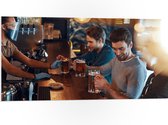 PVC Schuimplaat- Mannen - Kroeg - Bar - Bier - 100x50 cm Foto op PVC Schuimplaat