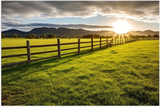 Poster Glanzend – Weiland - Hek - Zon - Bergen - Gras - 90x60 cm Foto op Posterpapier met Glanzende Afwerking