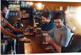 PVC Schuimplaat - Mannen - Kroeg - Bar - Bier - 120x80 cm Foto op PVC Schuimplaat (Met Ophangsysteem)