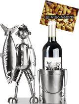 BRUBAKER Porte-bouteille de vin « Big Catch » Pêcheur avec poisson, canne et seau - Porte-bouteille de poisson en métal - 30 cm Cadeau de vin de poisson - Porte-bouteille décoratif avec carte de vœux
