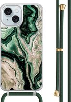 Casimoda® hoesje met groen koord - Geschikt voor iPhone 15 - Groen marmer / Marble - Afneembaar koord - TPU/acryl - Groen