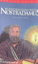 Revisied editie, Conversaties met Nostradamus, Volume Een, geschreven door Dolores Cannon. Een man met een grijze baard en een veer in zijn hand, met een kaars op de achtergrond.