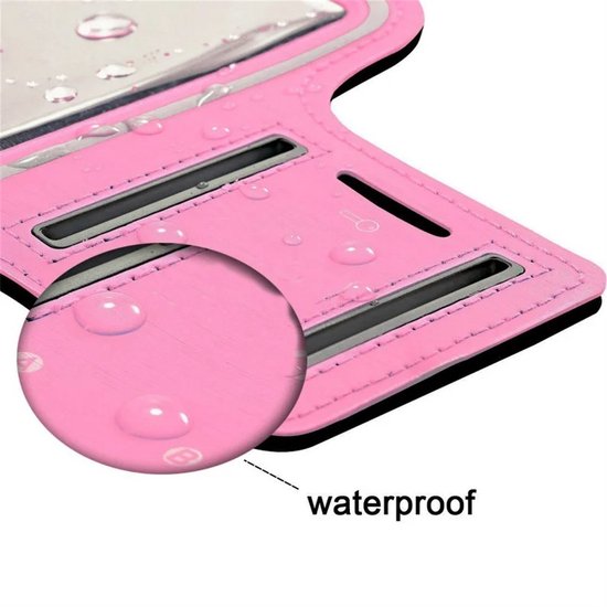 Detail van roze sportarmband met waterdruppels, met vergroot venster dat waterdichtheid toont.