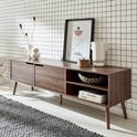Meuble TV en noyer avec deux tiroirs, compartiments ouverts et pieds. Décoration de vases et de panier.