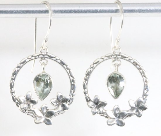 Ronde opengewerkte zilveren oorbellen met groene amethist