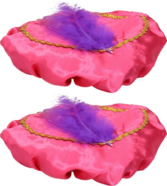Twee roze baretjes met paarse veren en gouden versiering.