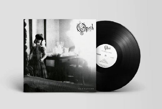 De Damnation LP hoes met het Opeth logo en de titel "Damnation". Naast de hoes ligt een zwarte vinylplaat.