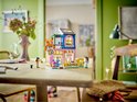 Magasin de vêtements vintage LEGO Friends sur une table en bois.