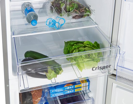 Open 'Crisper' groentelade in een Beko koelkast met courgette, aubergine, sla en verpakkingen.