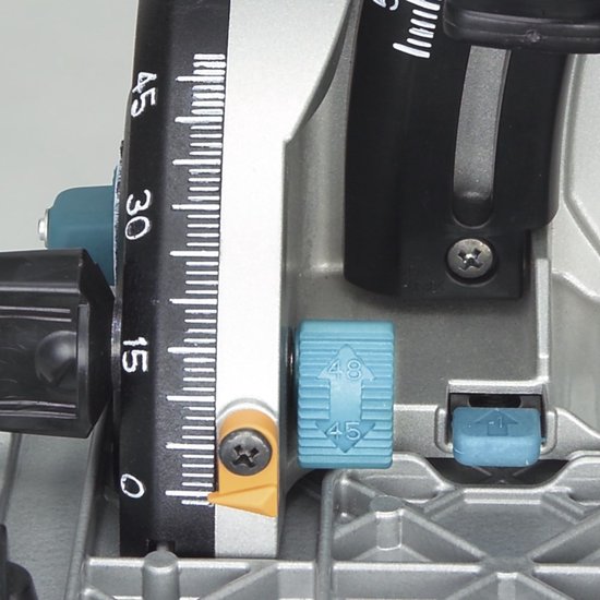 Close-up van de diepte-instelling op de Makita invalcirkelzaag met blauwe knoppen.