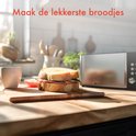 Grille-pain inox avec 2 fentes longues dans une cuisine avec un sandwich.