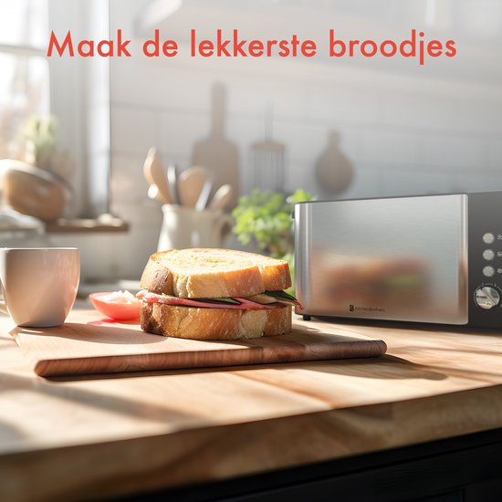 Grille-pain inox avec 2 fentes longues dans une cuisine avec un sandwich.