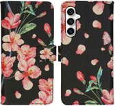 iMoshion Hoesje Met Pasjeshouder Geschikt voor Samsung Galaxy S23 FE - iMoshion Design Softcase Bookcase - Zwart / Blossom Watercolor Black