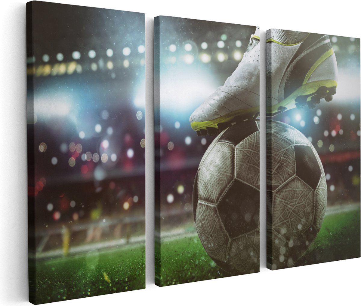 Artaza Canvas Schilderij Drieluik Voetbal Aftrap Met De Bal In Het Stadion - 150x100 cm - Groot - Wanddecoratie Woonkamer - Schilderijen - Muurdecoratie