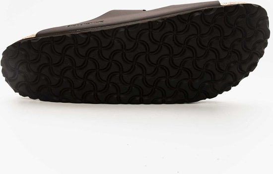 Zool van bruine Birkenstock Arizona slipper met golvend patroon.