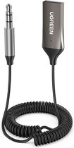 Ugreen Bluetooth adapter met 3.5mm jack en zwarte spiraalkabel.