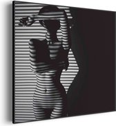 Tableau Acoustique Femme Nue Derrière Stores 02 Square Pro XXL (140 X 140 CM) - Panneau acoustique - Panneaux acoustiques - Décoration murale acoustique - Panneau mural acoustique