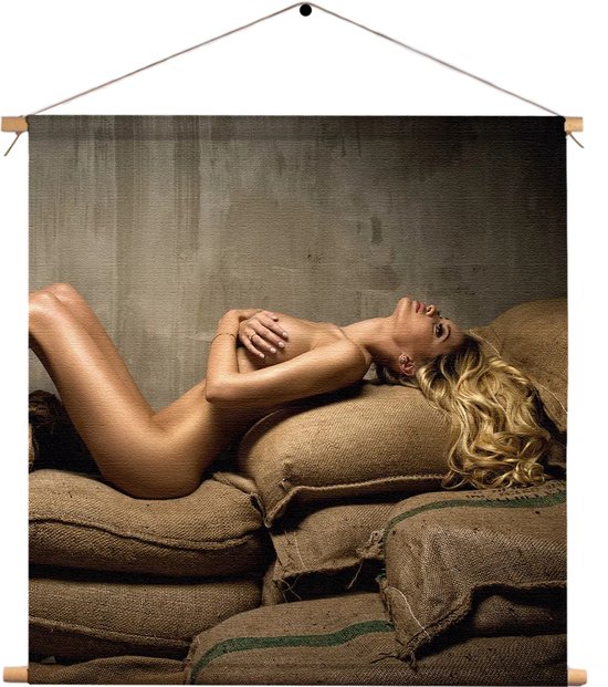 Textielposter Mooie Blonde Blote Vrouw Industrieel Vierkant XXL (90 X 90 CM) - Wandkleed - Wanddoek - Wanddecoratie