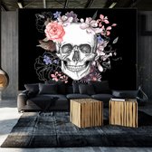 Fotobehangkoning - Behang - Vliesbehang - Fotobehang - Skull and Flowers - Schedel met Bloemen - 100 x 70 cm