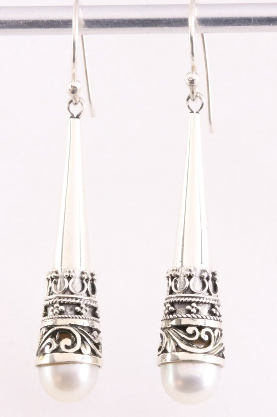 Traditioneel bewerkte lange zilveren pegel oorbellen met zoetwater parel
