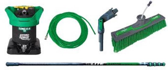 Een groene Unger Hydro Power pomp, een groene slang, een reinigingskop, een borstel en een 6 meter lange koolstofvezel telescoopsteel.