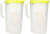 Pichet à eau/pichet à jus transparent/vert avec couvercle 2 litres en plastique - 2x - Pichet étroit qui tient dans la porte du réfrigérateur
