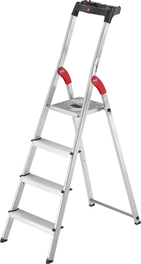 Een 4-treden aluminium trapladder met rode handgrepen, een vierkant platform en een zwarte tray aan de bovenkant.