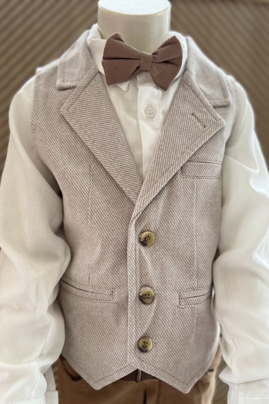 Crème hemd met beige vest met bruine knopen en bijpassende vlinderstrik.