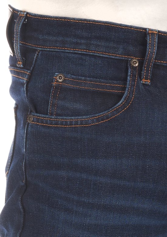 Donkerblauwe jeans met oranje stiksels en een klein zakje.