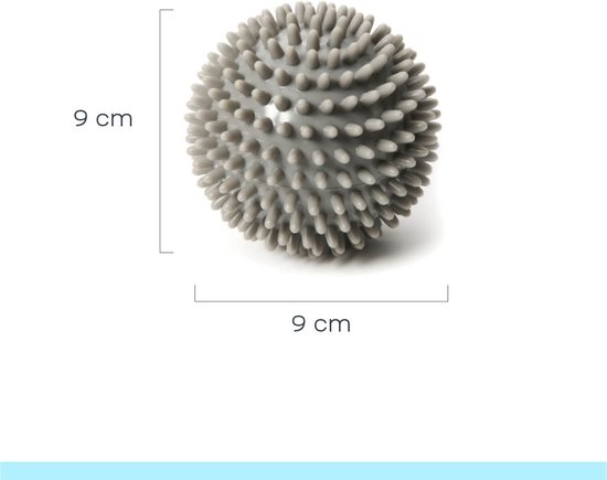 Grijze, stekelige massagebal met afmetingen 9x9 cm.