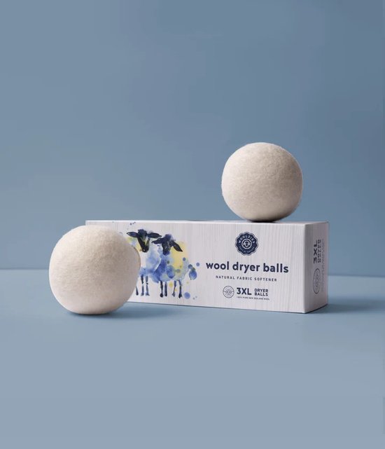 Verpakking met 3 wollen drogerballen, natuurlijke wasverzachter. Twee ballen liggen voor de doos met schapenprint.
