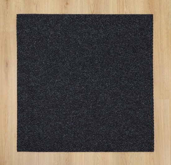 Een vierkante zwarte deurmat met een grofmazige textuur, geplaatst op een houten vloer.